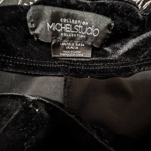 Plus size black velvet skirt - Picture 3 of 3